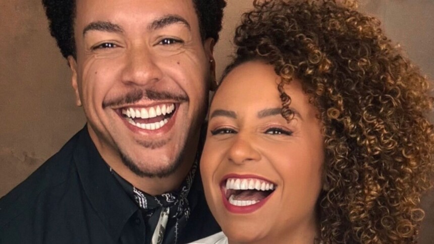 A jornalista Karine Alves e o cantor Lincoln Tornado sorrindo em um close-up, exibindo alegria e dentes brancos