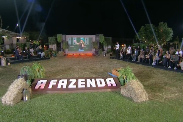 Área externa de A Fazenda 17 nos animais com estrutura montada para a Lavação de Roupa Suja. Um grande telão no meio e os eliminados da temporada sentados em frente ao top 6