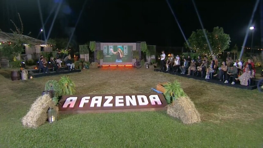 Área externa de A Fazenda 17 nos animais com estrutura montada para a Lavação de Roupa Suja. Um grande telão no meio e os eliminados da temporada sentados em frente ao top 6