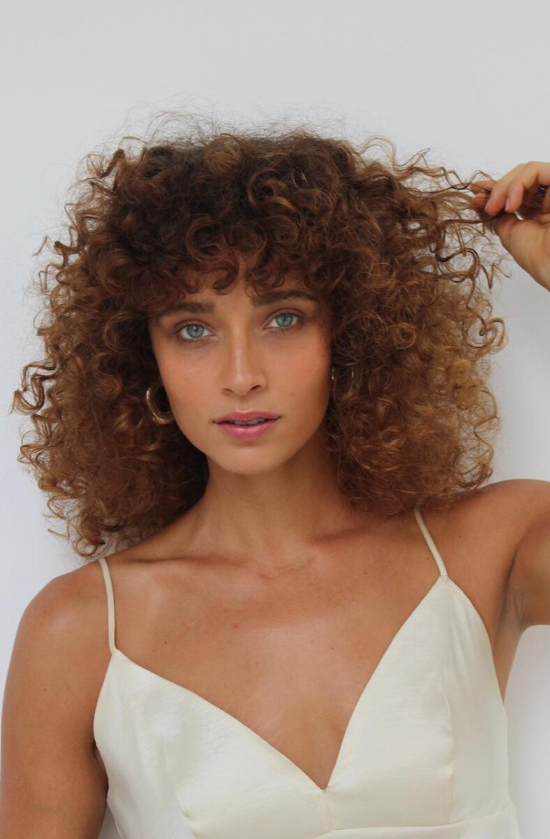 Letícia Laranja de vestido branco