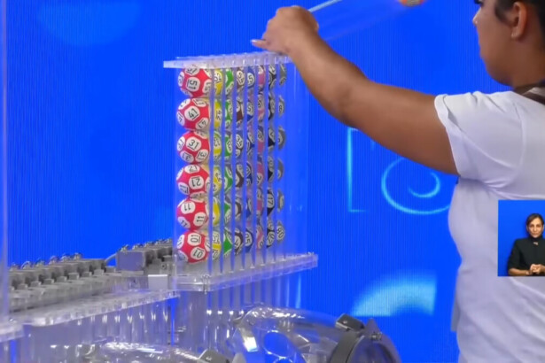 Bolas dos sorteios das Loterias Caixa como Mega Sena e Timemania empilhadas em cima do Globo