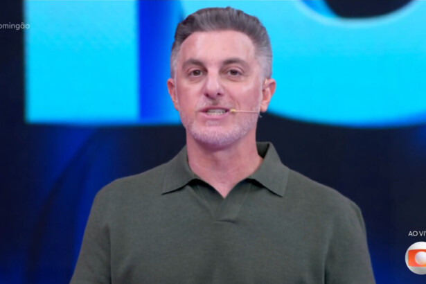 Luciano Huck no centro do palco da final da Dança dos Famosos