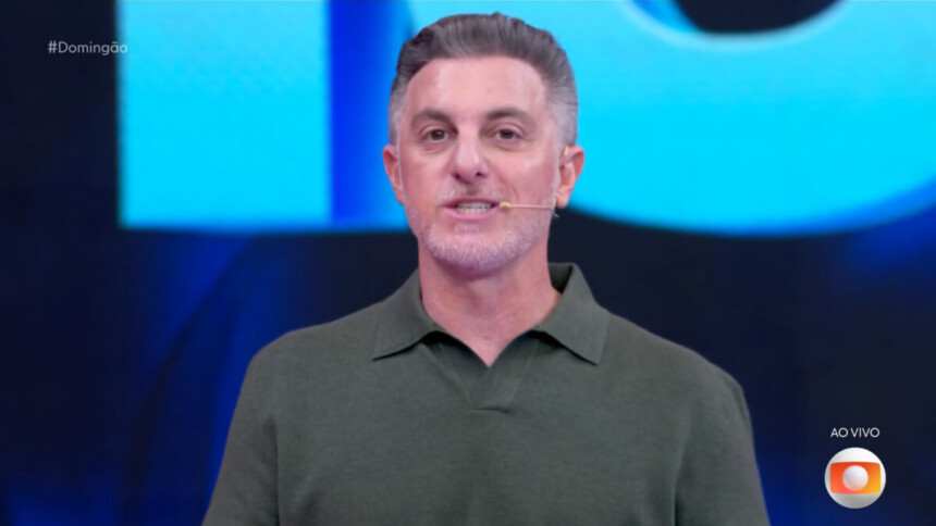 Luciano Huck no centro do palco da final da Dança dos Famosos
