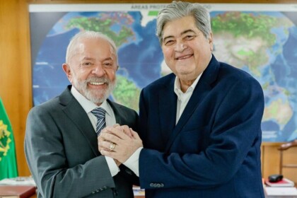 Lula e Datena de mãos dadas e sorrindo em foto posada