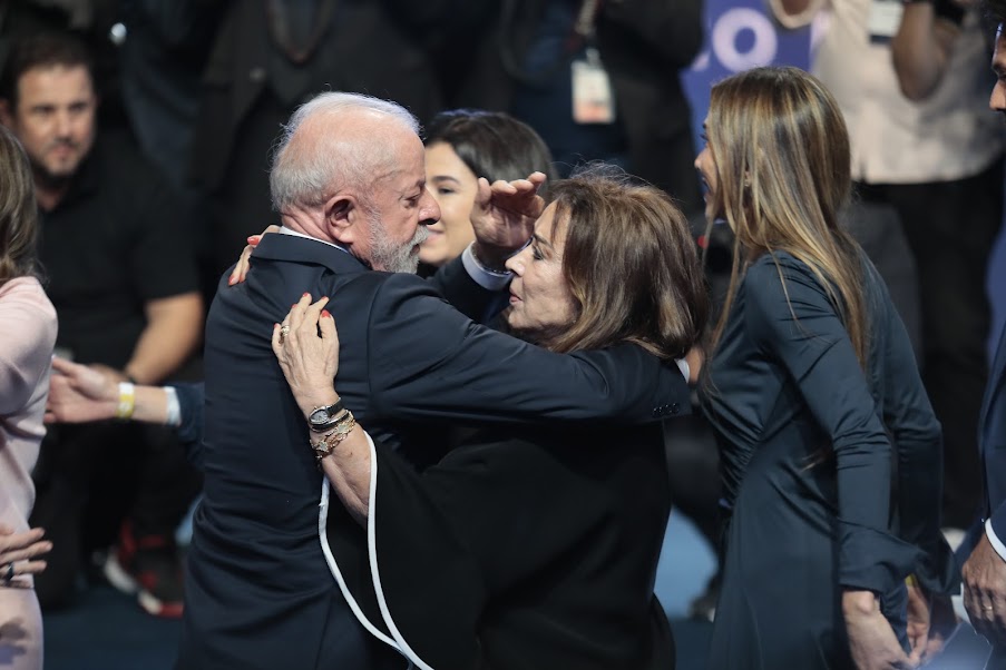 Lula abraça Íris Abravanel durante evento do SBT