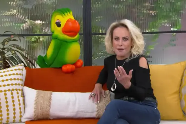 Ana Maria Braga sentada no sofá do Mais Você ao lado do Louro Mané