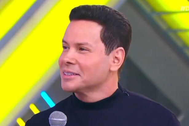 Marcão do Povo participando do Domingo Legal no estúdio para falar do Primeiro Impacto