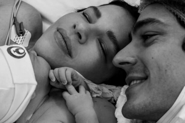 Mariana Rios e Juca Diniz com o filho no colo logo após o parto