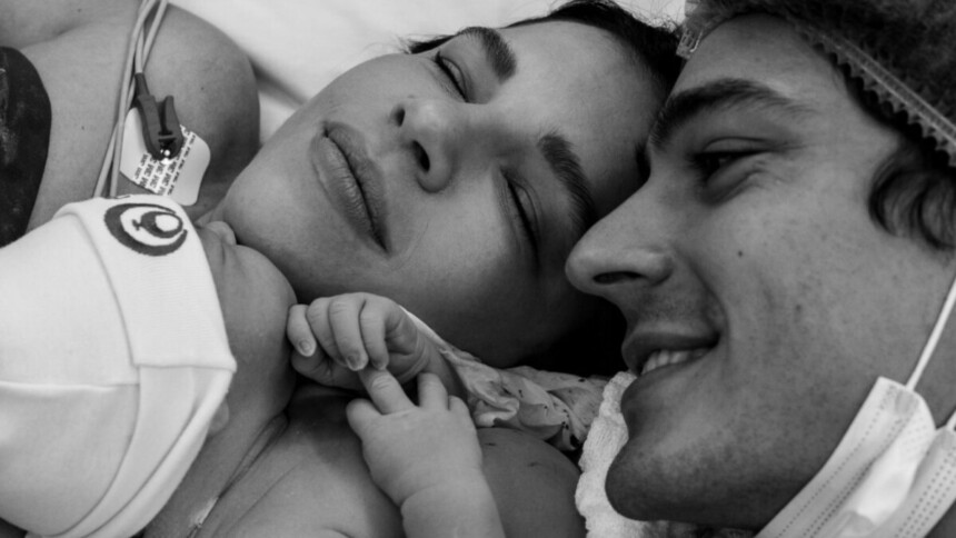 Mariana Rios e Juca Diniz com o filho no colo logo após o parto