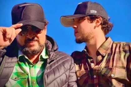 Mauri Lima e o filho posando juntos e abraçados
