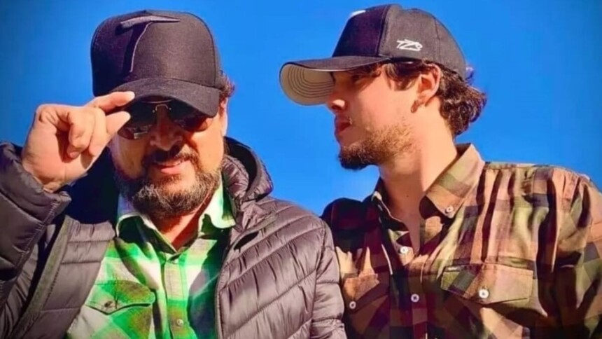 Mauri Lima e o filho posando juntos e abraçados