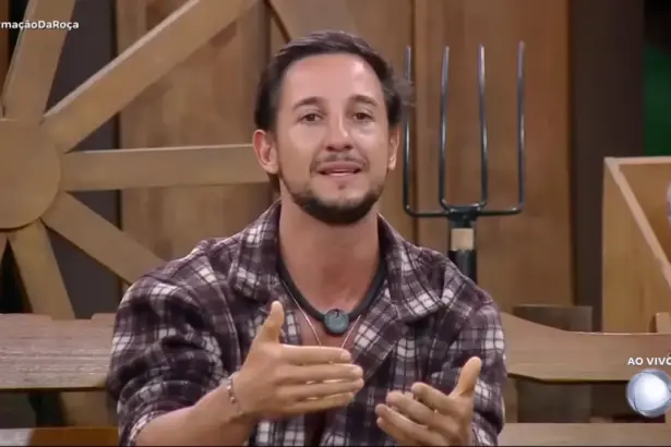 Mesquita explica algo gesticulando com as mãos durante a formação da 11ª Roça de A Fazenda 17