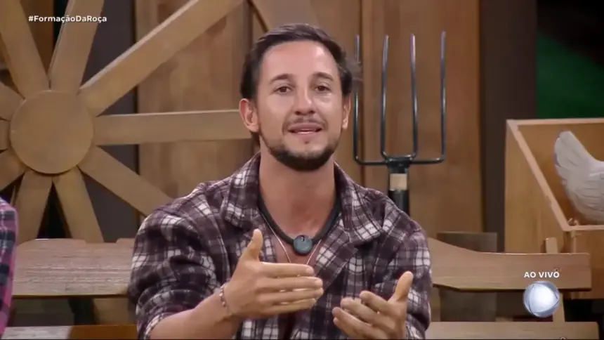 Mesquita explica algo gesticulando com as mãos durante a formação da 11ª Roça de A Fazenda 17