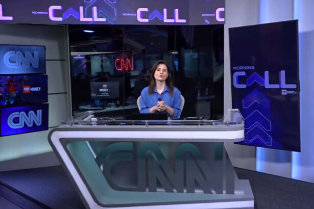 Débora Oliveira apresentando o CNN Morning Call
