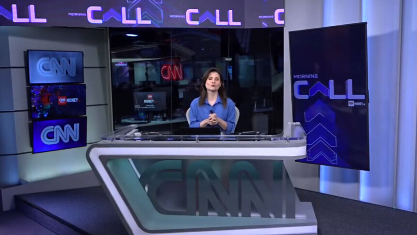Débora Oliveira apresentando o CNN Morning Call