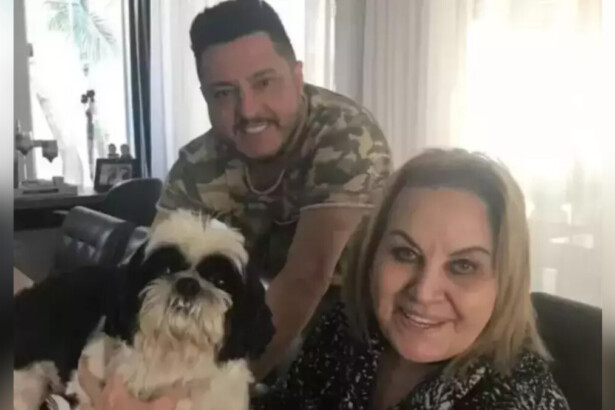 Cantor Bruno segura cachorro ao lado da mãe Dona Anita