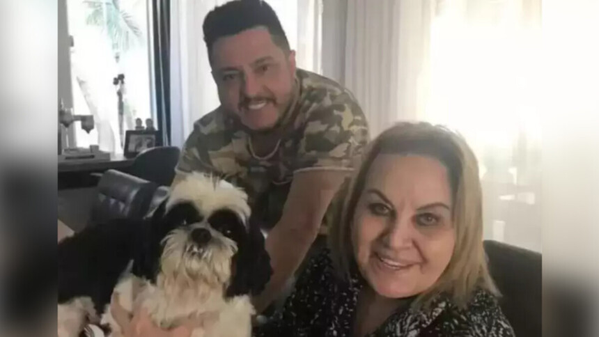 Cantor Bruno segura cachorro ao lado da mãe Dona Anita