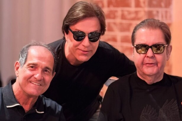 Muricy Ramalho sorrindo ao lado de Tom Cavalcante e Faustão, ambos de óculos escuros, em close-up de encontro