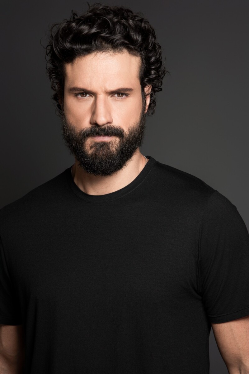 Murilo Cezar de camisa preta