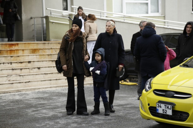 Zeynep segura na mão de Melek. As duas estão assustadas ao ver Sule na frente do hospital. Melek tem um braço enfaixado