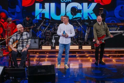 Os Paralamas do Sucesso e Luciano Huck no palco do último Domingão do ano