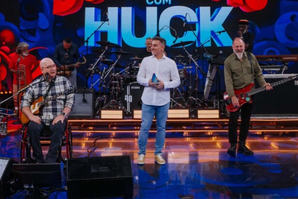 Os Paralamas do Sucesso e Luciano Huck no palco do último Domingão do ano