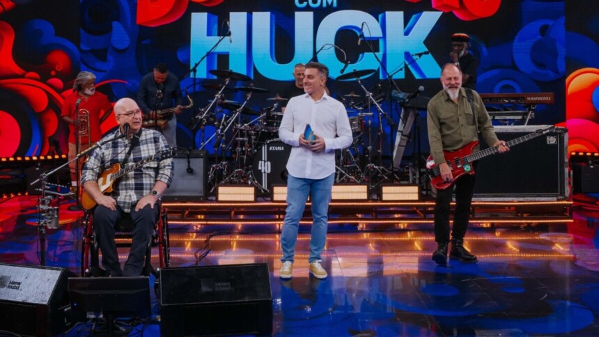 Os Paralamas do Sucesso e Luciano Huck no palco do último Domingão do ano