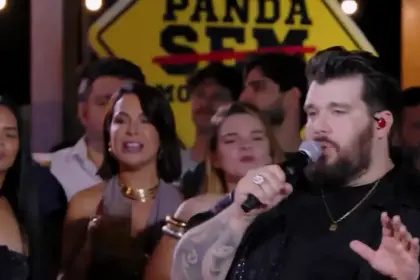 Cantor Panda se apresentando em show, ao fundo uma plateia