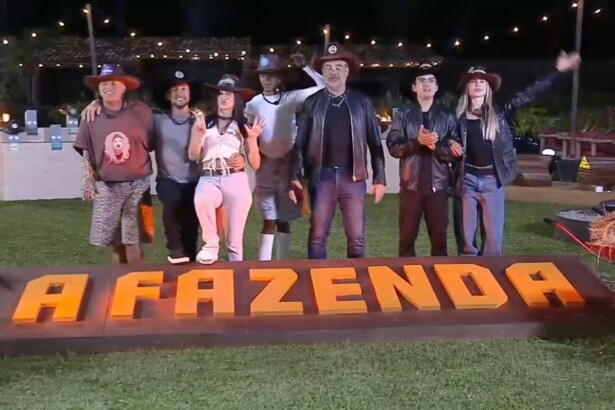 Top 7 em frente ao logo de A Fazenda 17 na área dos animais