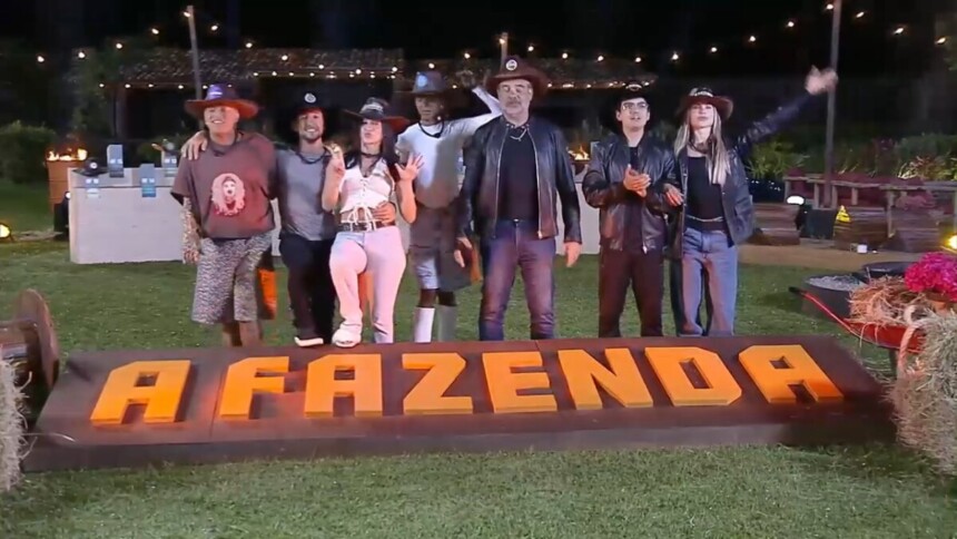 Top 7 em frente ao logo de A Fazenda 17 na área dos animais