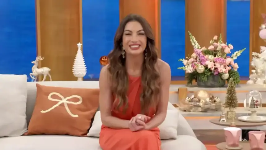 Patrícia Poeta sentada no sofá do programa Encontro. Ela está sorridente e de vestido marrom