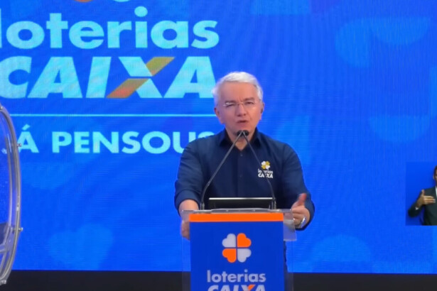 Apresentador Pereira Jr. em trecho da transmissão do Sorteio das Loterias Caixa