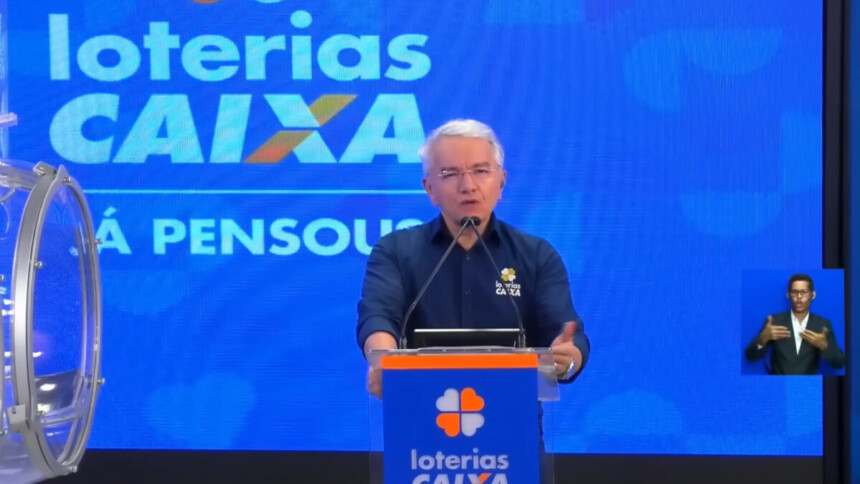 Apresentador Pereira Jr. em trecho da transmissão do Sorteio das Loterias Caixa