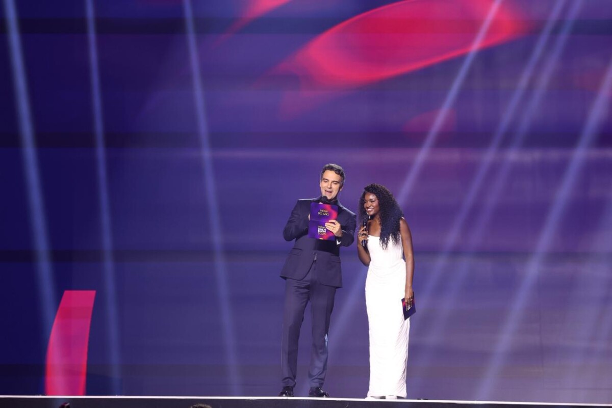 Tadeu Schmidt e Kenya Sade no palco do Prêmio Multishow