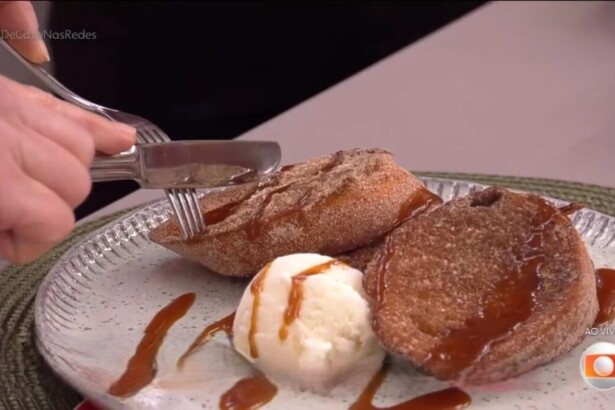 Rabanada com caramelo salgado no prato branco da bancada do É de Casa