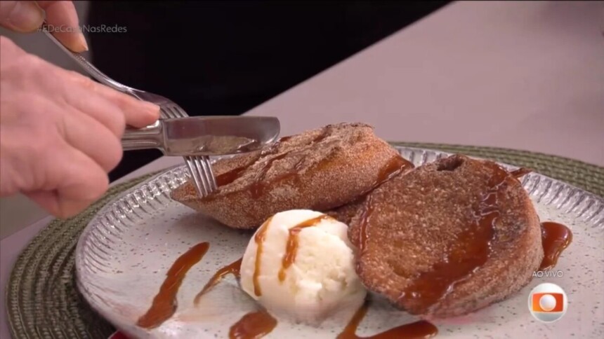 Rabanada com caramelo salgado no prato branco da bancada do É de Casa