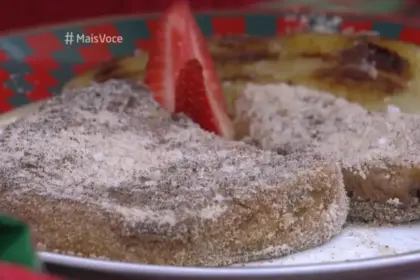 Rabanada de Panetone enfeitada com morangos em um prato branco na bancada do Mais Você