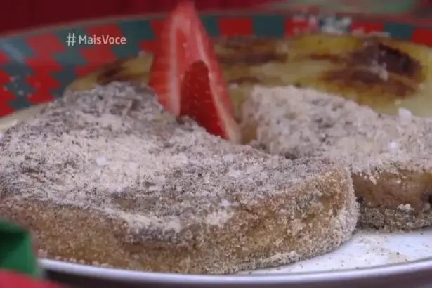 Rabanada de Panetone enfeitada com morangos em um prato branco na bancada do Mais Você