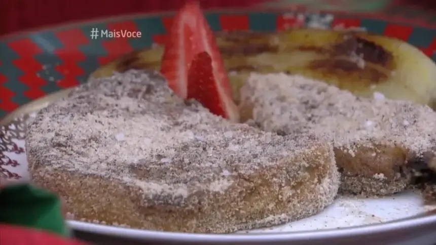 Rabanada de Panetone enfeitada com morangos em um prato branco na bancada do Mais Você