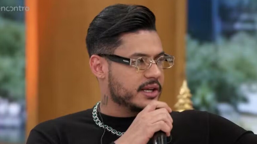 Rapper Hungria em trecho de entrevista no sofá do Encontro