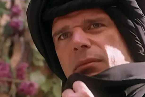Raul Gazolla caracterizado em cena da novela O Clone