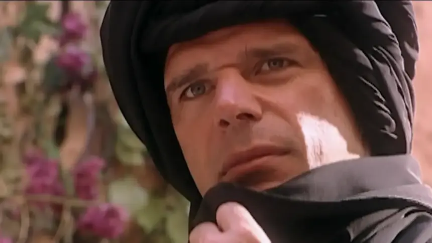 Raul Gazolla caracterizado em cena da novela O Clone