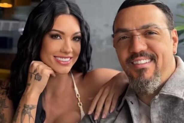 Rayane e Belo sorridentes e abraçados em foto posada