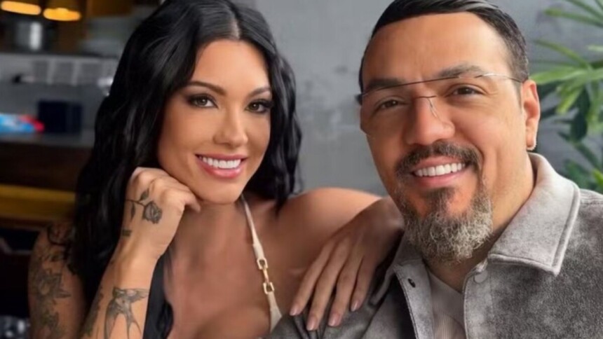 Rayane e Belo sorridentes e abraçados em foto posada