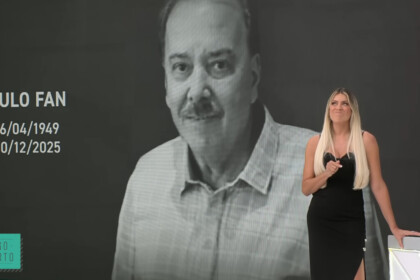 A apresentadora Renata Fan emocionada no palco do Jogo Aberto durante homenagem póstuma ao seu pai, Paulo Fan, exibida no telão