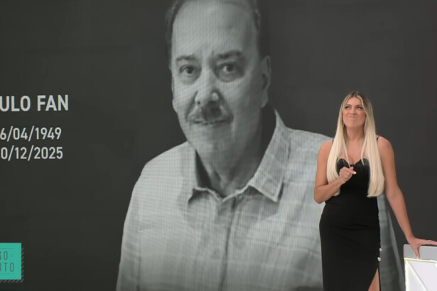 A apresentadora Renata Fan emocionada no palco do Jogo Aberto durante homenagem póstuma ao seu pai, Paulo Fan, exibida no telão