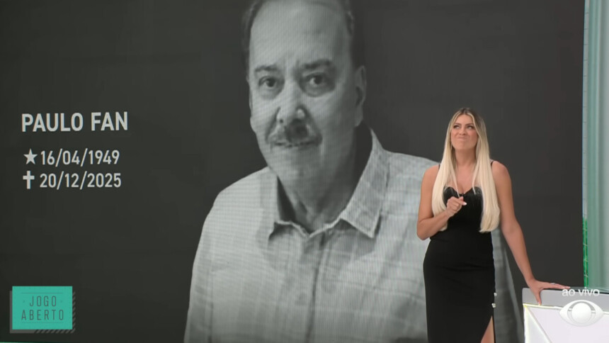 A apresentadora Renata Fan emocionada no palco do Jogo Aberto durante homenagem póstuma ao seu pai, Paulo Fan, exibida no telão