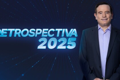 Roberto Cabrini ao lado do logo da Retrospectiva 2025 na RECORD