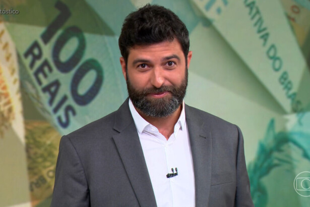 Rodrigo Carvalho de blazer e barba, estreando na apresentação do Fantástico