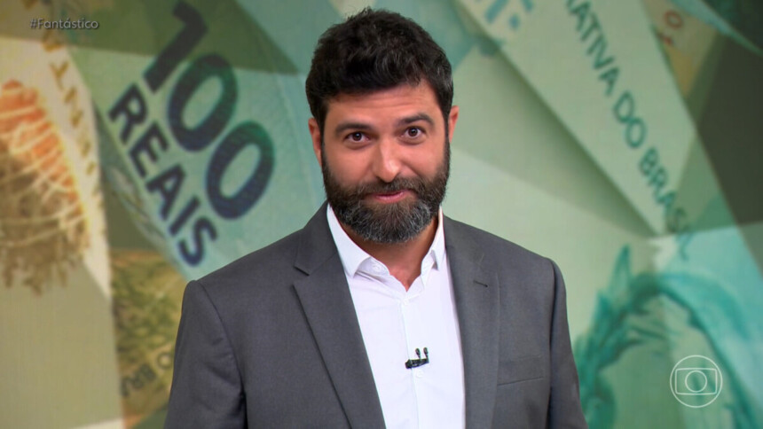 Rodrigo Carvalho de blazer e barba, estreando na apresentação do Fantástico